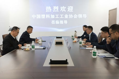 Latest company news about Benvenuti a Wenwei Zhu, presidente onorario della China Plastics Processing Industry Association e Zhanjie Wang, presidente dell'associazione, per visitare e guidare WalthMac.